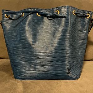 Authentic Louis Vuitton Epi Bucket Torte Bag